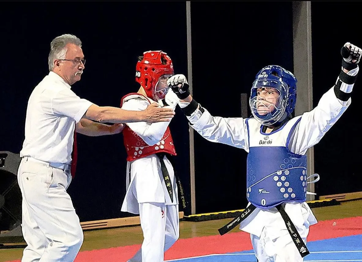 Taekwondo-Athleten beim dynamischen Training mit Kicks und Techniken